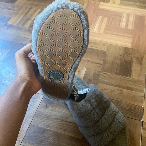 GRAY UGG SLIPPERS - Picture 3 of 4